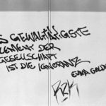 An eine Tür wurde mit Sprühfarbe geschrieben: Das gewalttätigste Element der Gesellscahft ist die Ignoranz. Emma Goldman