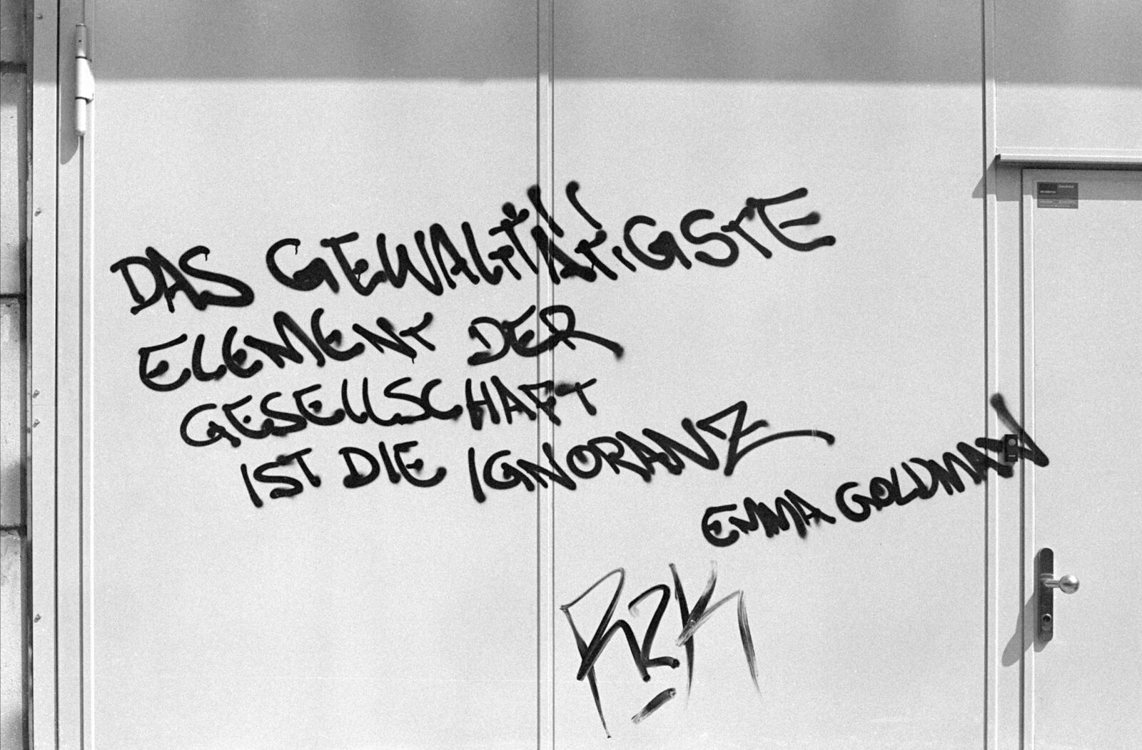 An eine Tür wurde mit Sprühfarbe geschrieben: Das gewalttätigste Element der Gesellscahft ist die Ignoranz. Emma Goldman